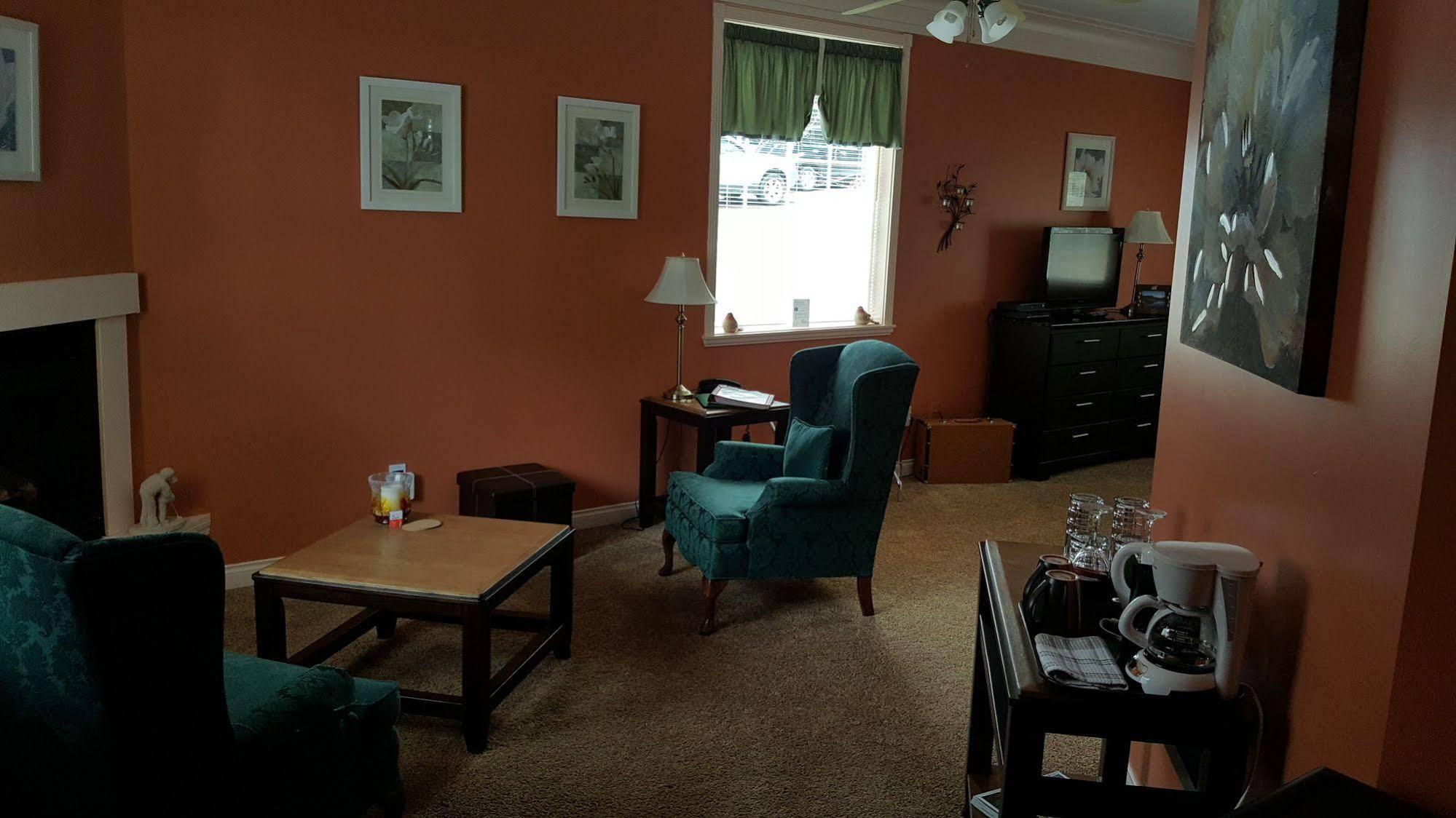 The Inn At The Ninth Hole Bed & Breakfast Salmon Arm Exterior foto