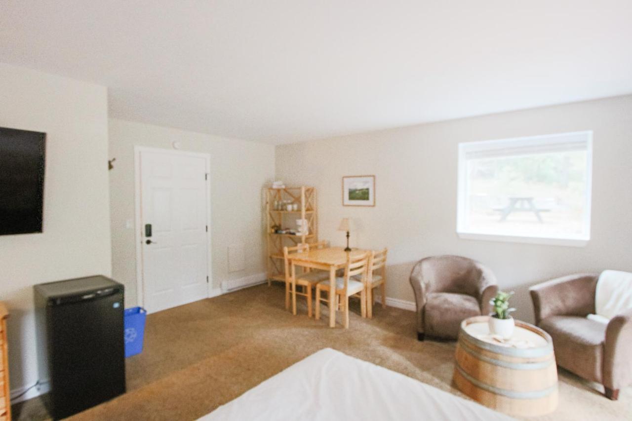 The Inn At The Ninth Hole Bed & Breakfast Salmon Arm Exterior foto