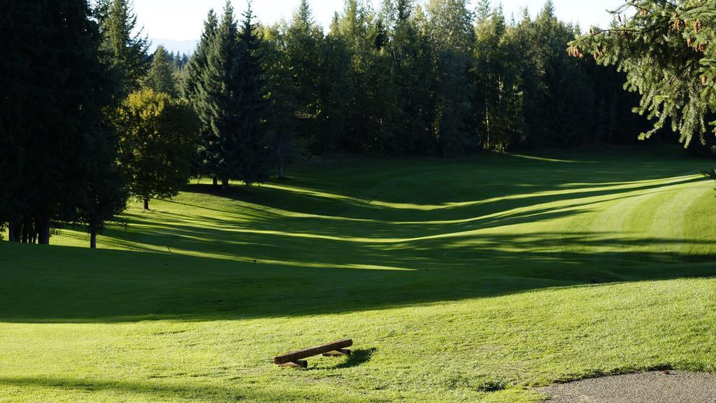The Inn At The Ninth Hole Bed & Breakfast Salmon Arm Exterior foto