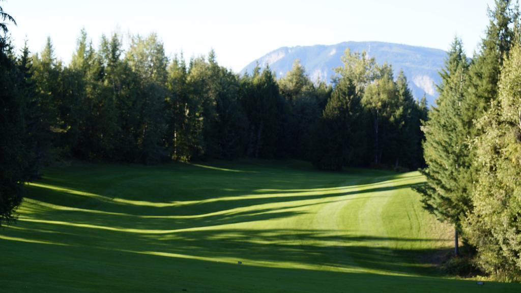 The Inn At The Ninth Hole Bed & Breakfast Salmon Arm Exterior foto