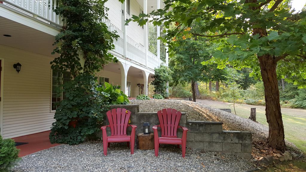 The Inn At The Ninth Hole Bed & Breakfast Salmon Arm Exterior foto