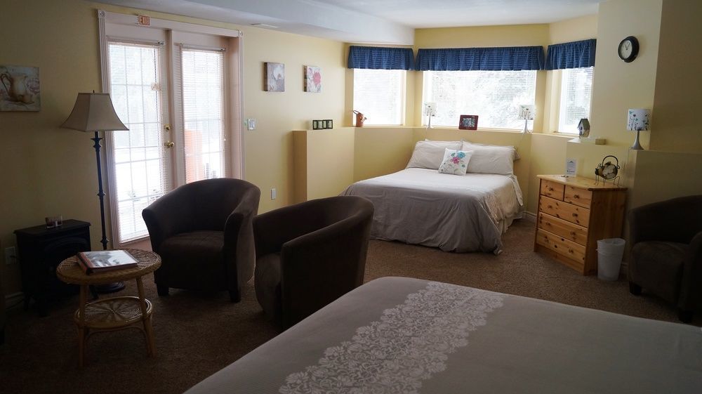 The Inn At The Ninth Hole Bed & Breakfast Salmon Arm Exterior foto