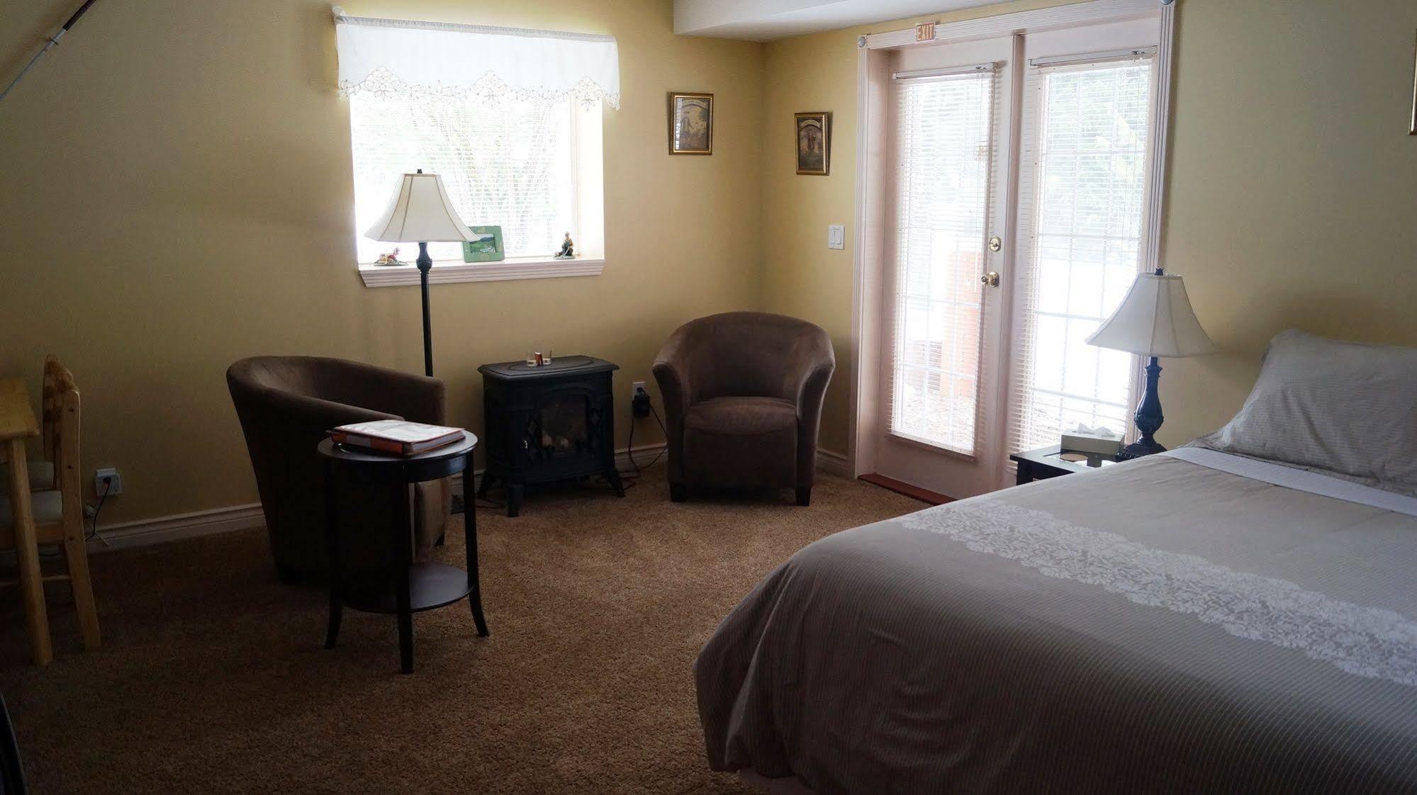 The Inn At The Ninth Hole Bed & Breakfast Salmon Arm Exterior foto