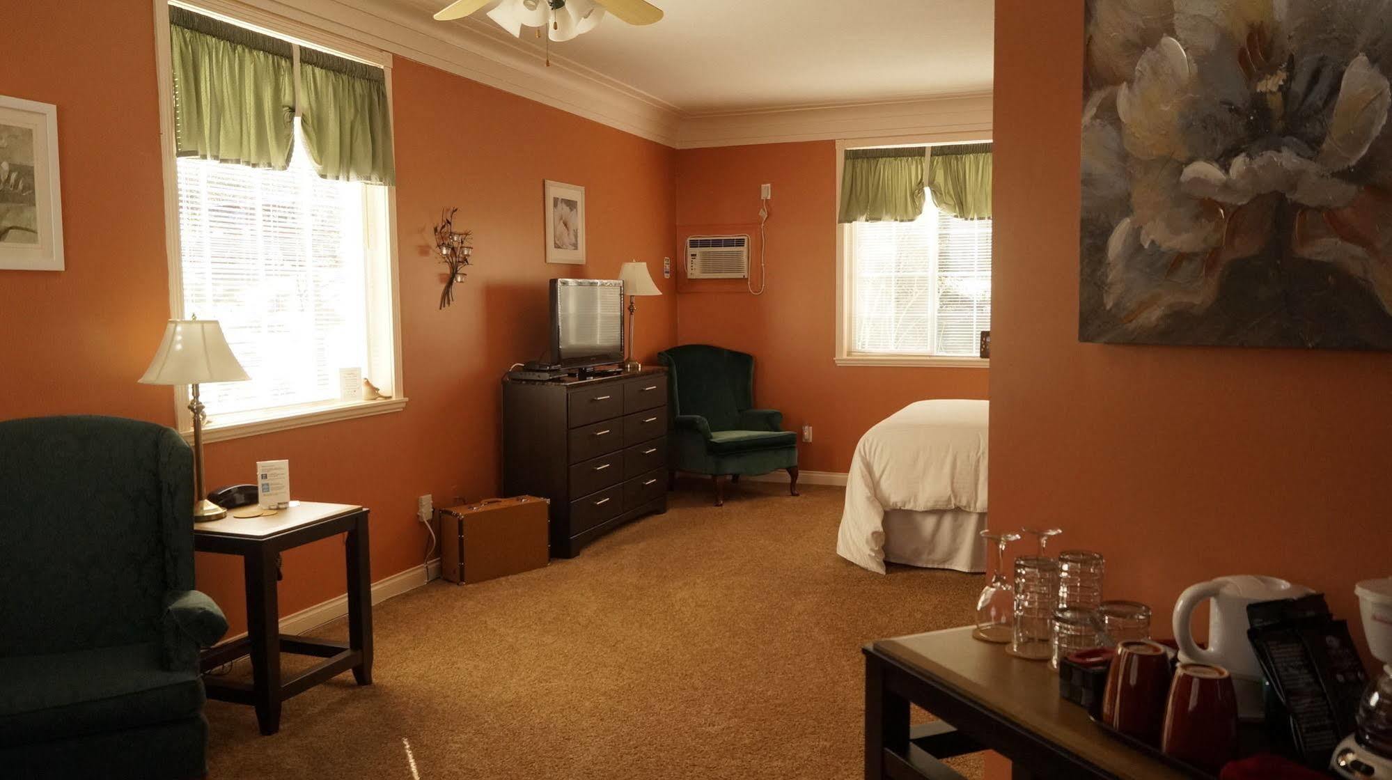 The Inn At The Ninth Hole Bed & Breakfast Salmon Arm Exterior foto