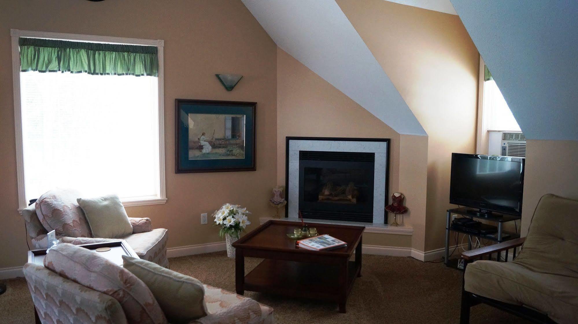The Inn At The Ninth Hole Bed & Breakfast Salmon Arm Exterior foto