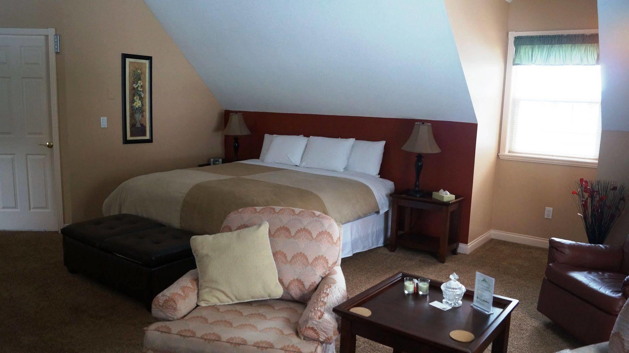 The Inn At The Ninth Hole Bed & Breakfast Salmon Arm Exterior foto