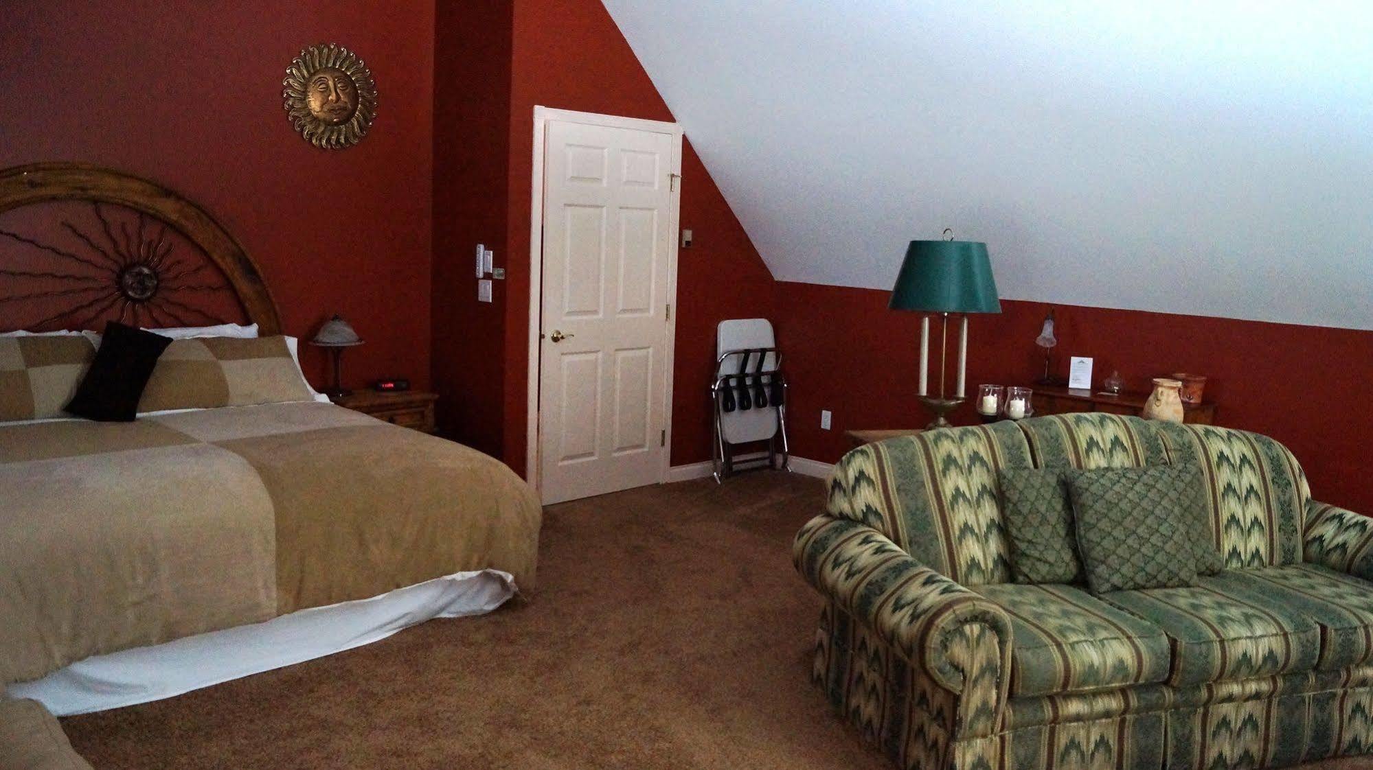 The Inn At The Ninth Hole Bed & Breakfast Salmon Arm Exterior foto