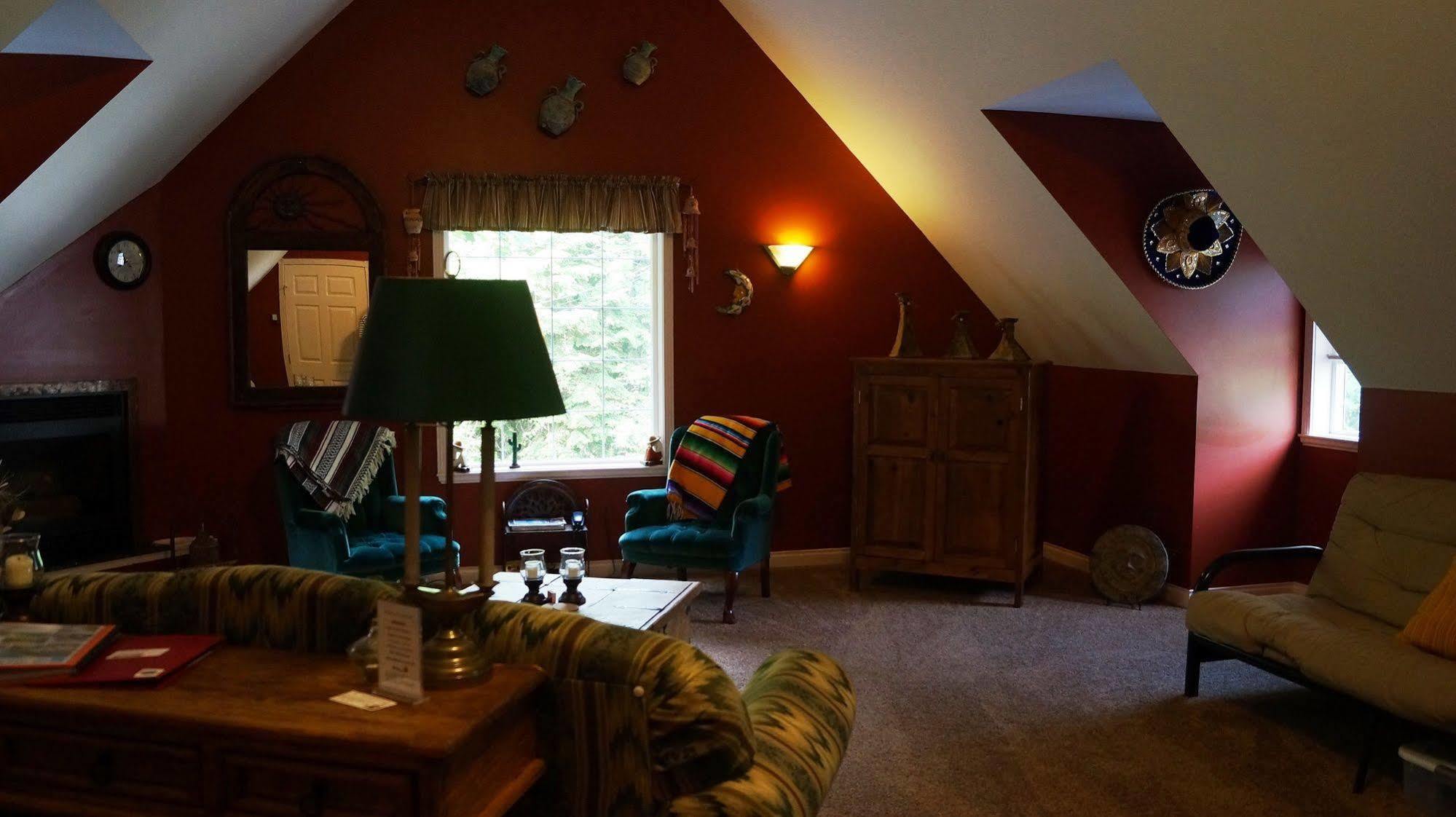 The Inn At The Ninth Hole Bed & Breakfast Salmon Arm Exterior foto