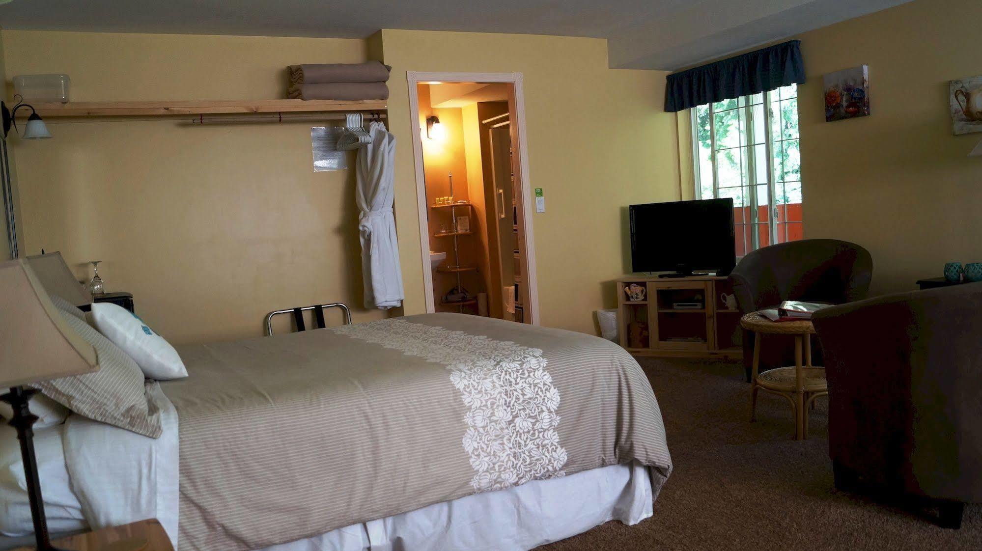 The Inn At The Ninth Hole Bed & Breakfast Salmon Arm Exterior foto