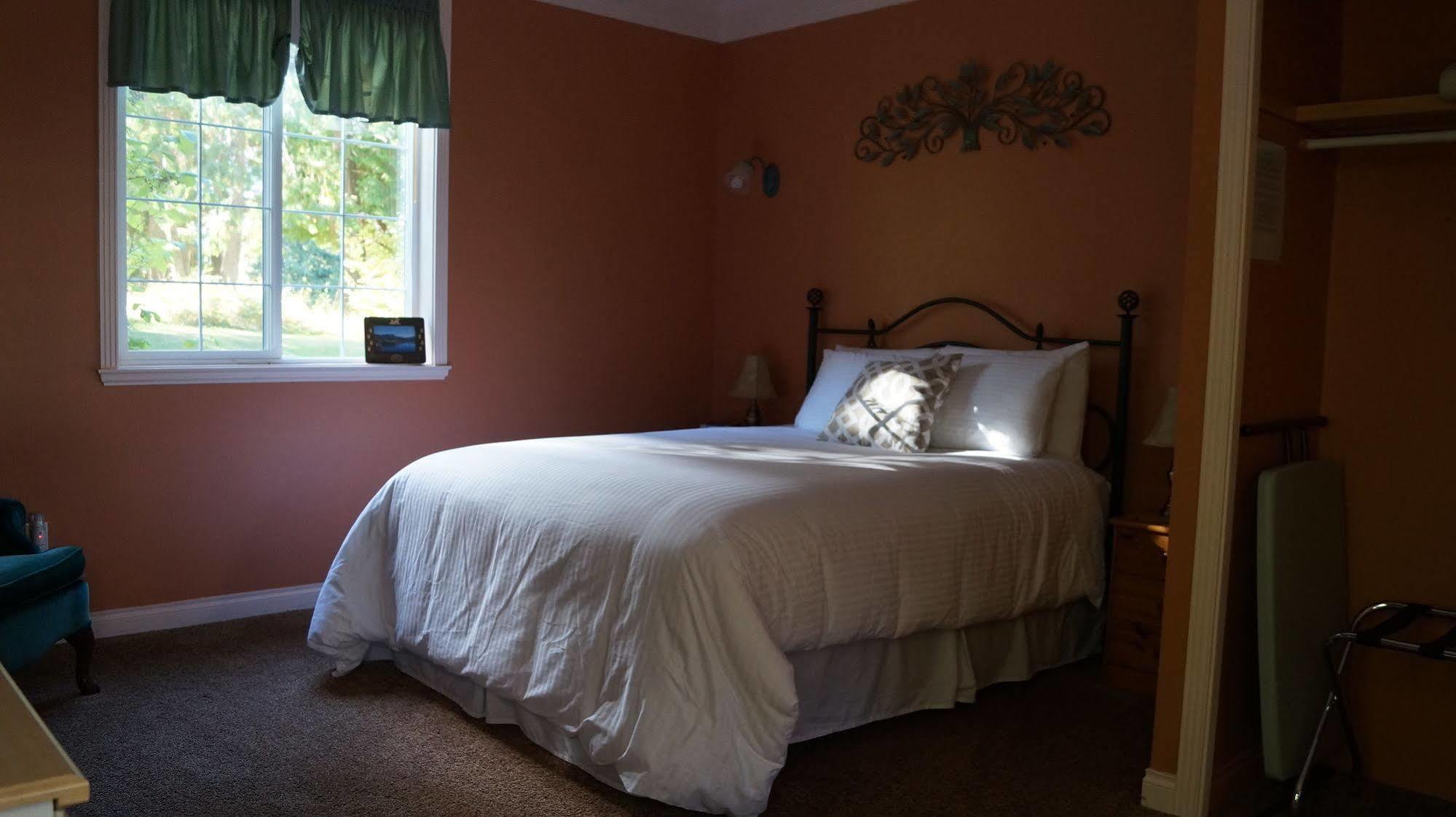 The Inn At The Ninth Hole Bed & Breakfast Salmon Arm Exterior foto