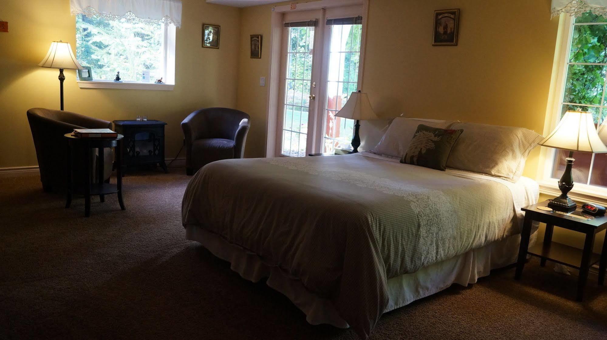 The Inn At The Ninth Hole Bed & Breakfast Salmon Arm Exterior foto