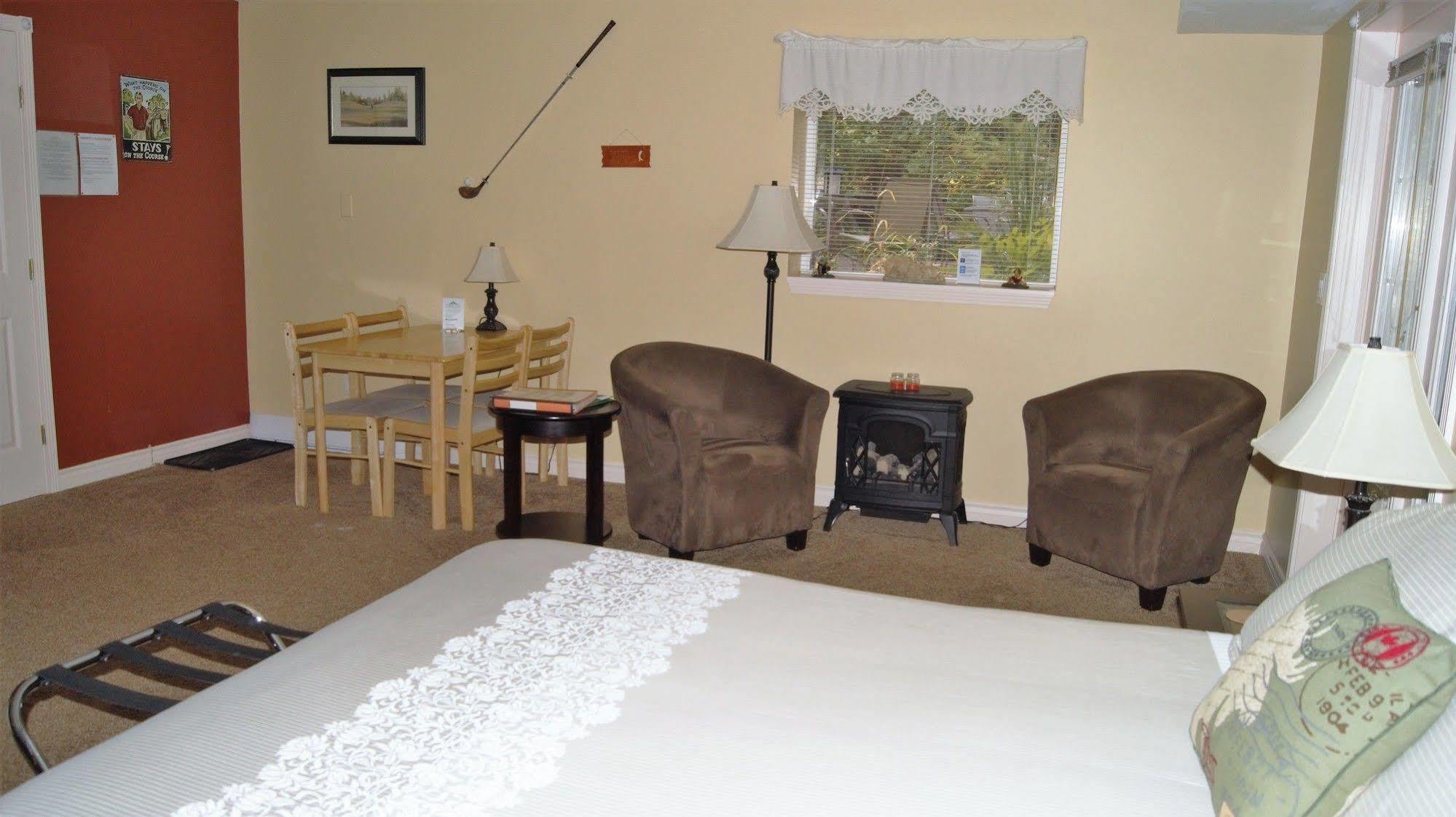 The Inn At The Ninth Hole Bed & Breakfast Salmon Arm Exterior foto