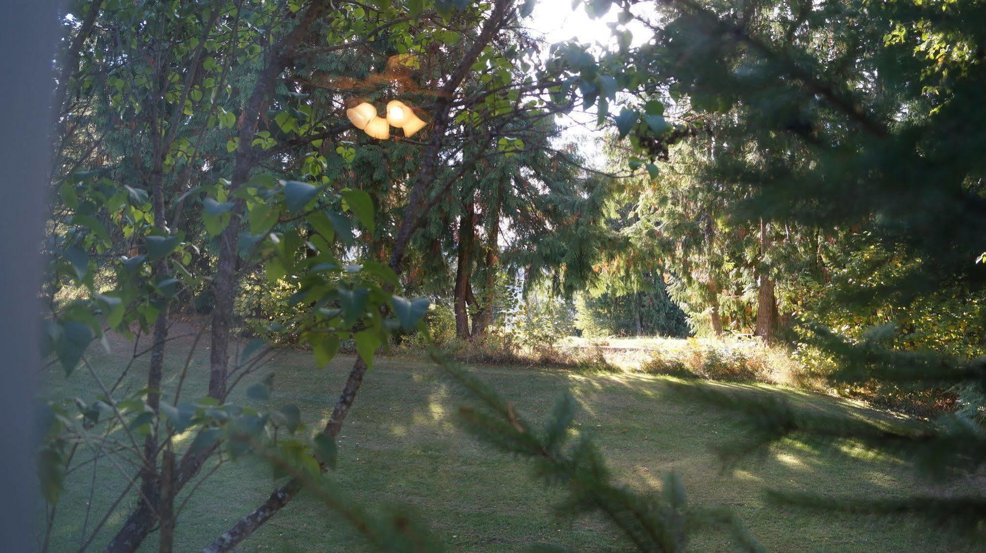 The Inn At The Ninth Hole Bed & Breakfast Salmon Arm Exterior foto