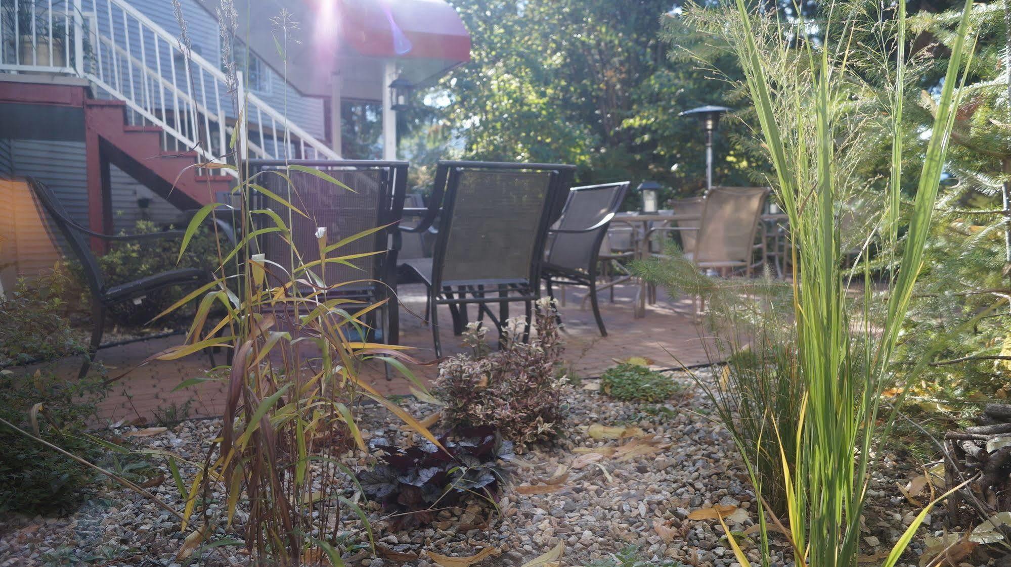 The Inn At The Ninth Hole Bed & Breakfast Salmon Arm Exterior foto